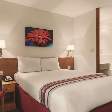 Ramada By Wyndham Cambridge Hotel Fen Drayton Eksteriør billede