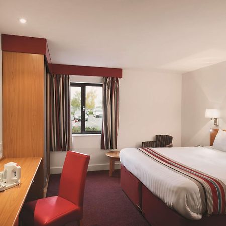 Ramada By Wyndham Cambridge Hotel Fen Drayton Eksteriør billede