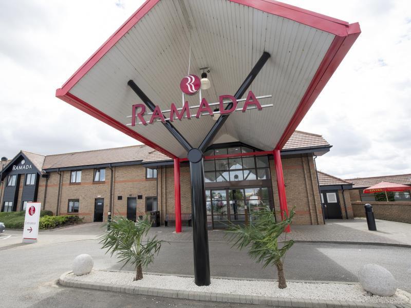 Ramada By Wyndham Cambridge Hotel Fen Drayton Eksteriør billede
