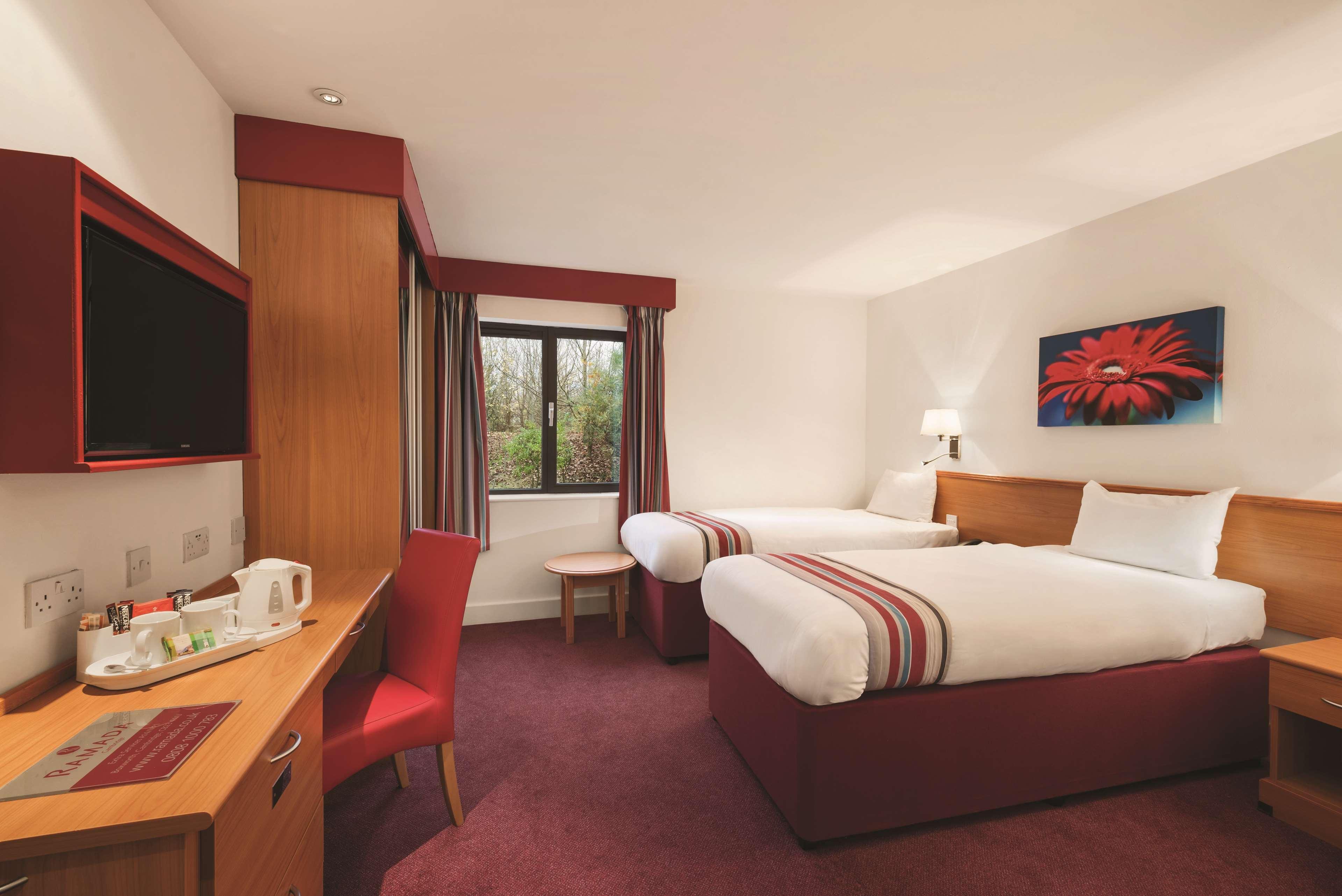 Ramada By Wyndham Cambridge Hotel Fen Drayton Eksteriør billede