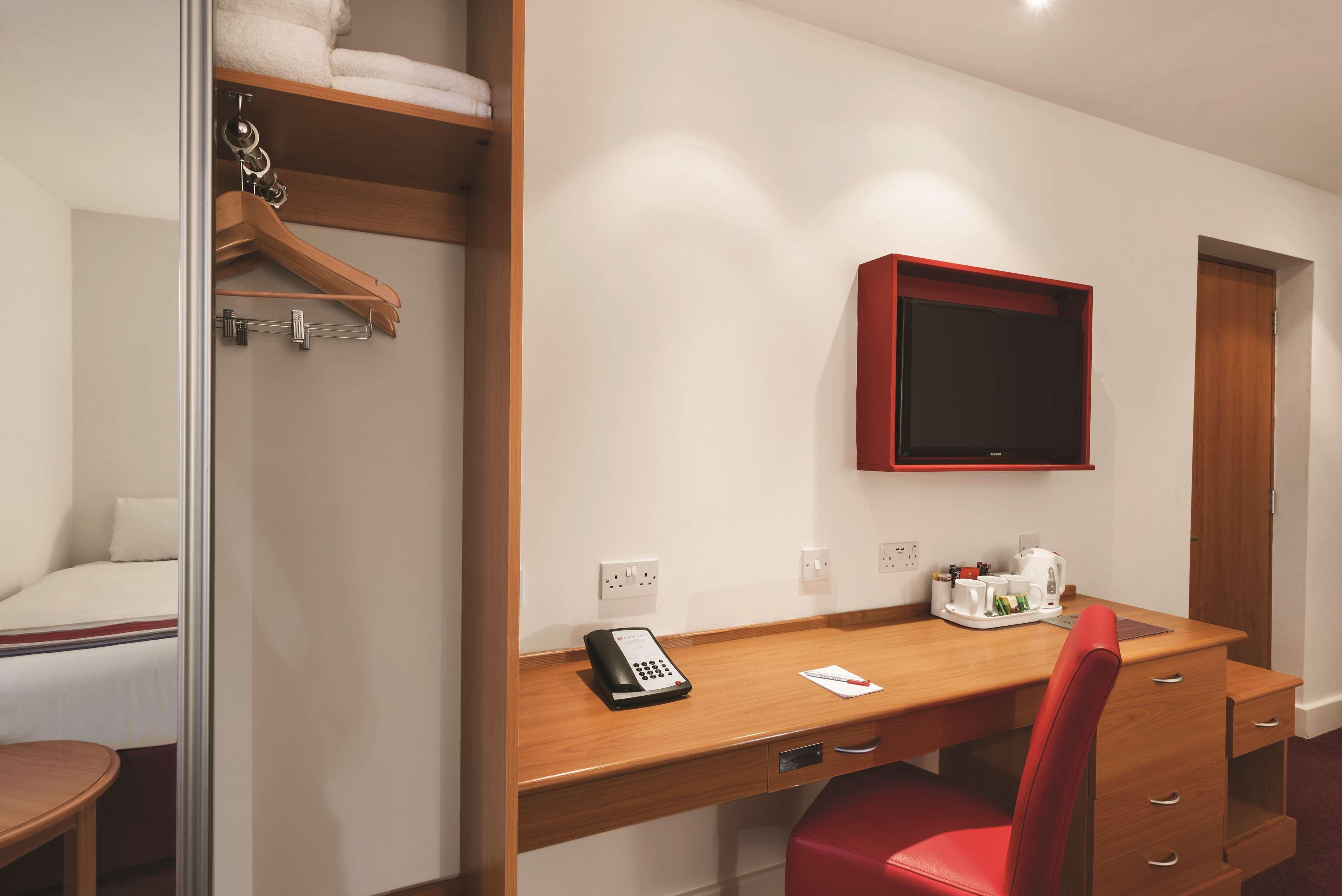 Ramada By Wyndham Cambridge Hotel Fen Drayton Eksteriør billede