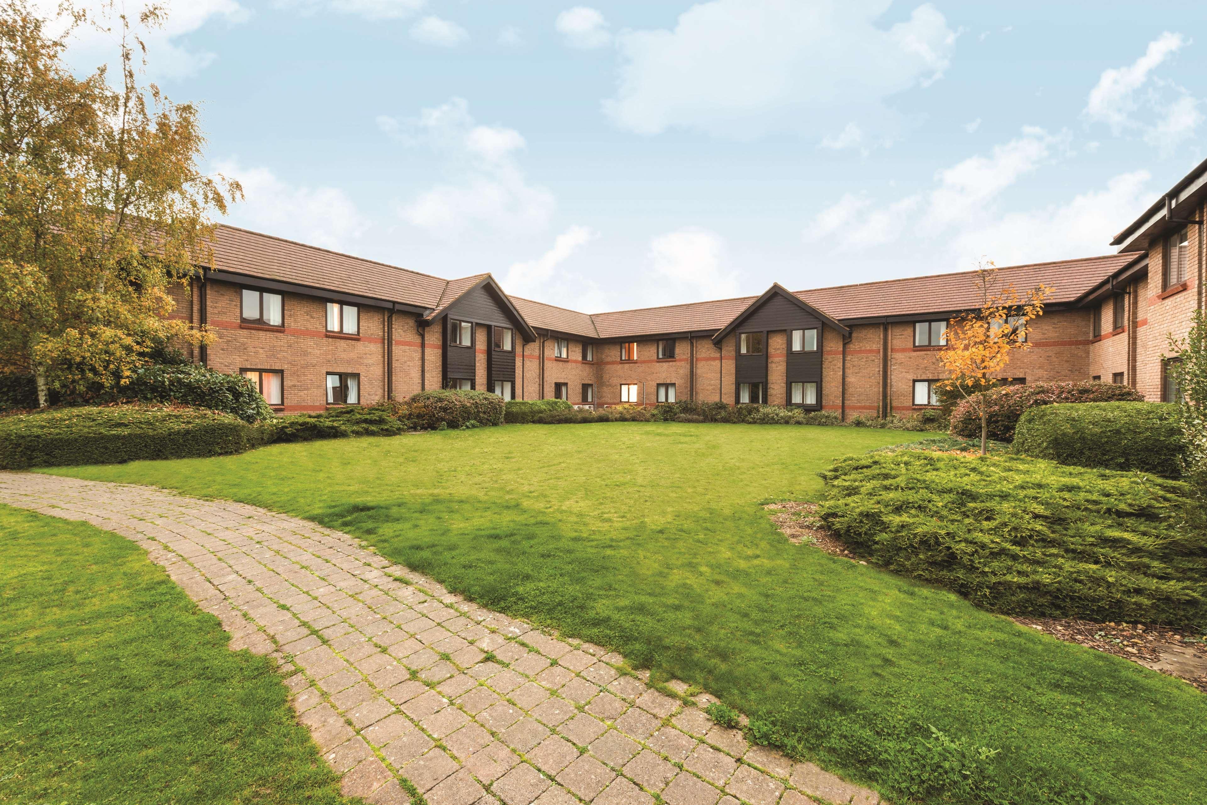 Ramada By Wyndham Cambridge Hotel Fen Drayton Eksteriør billede