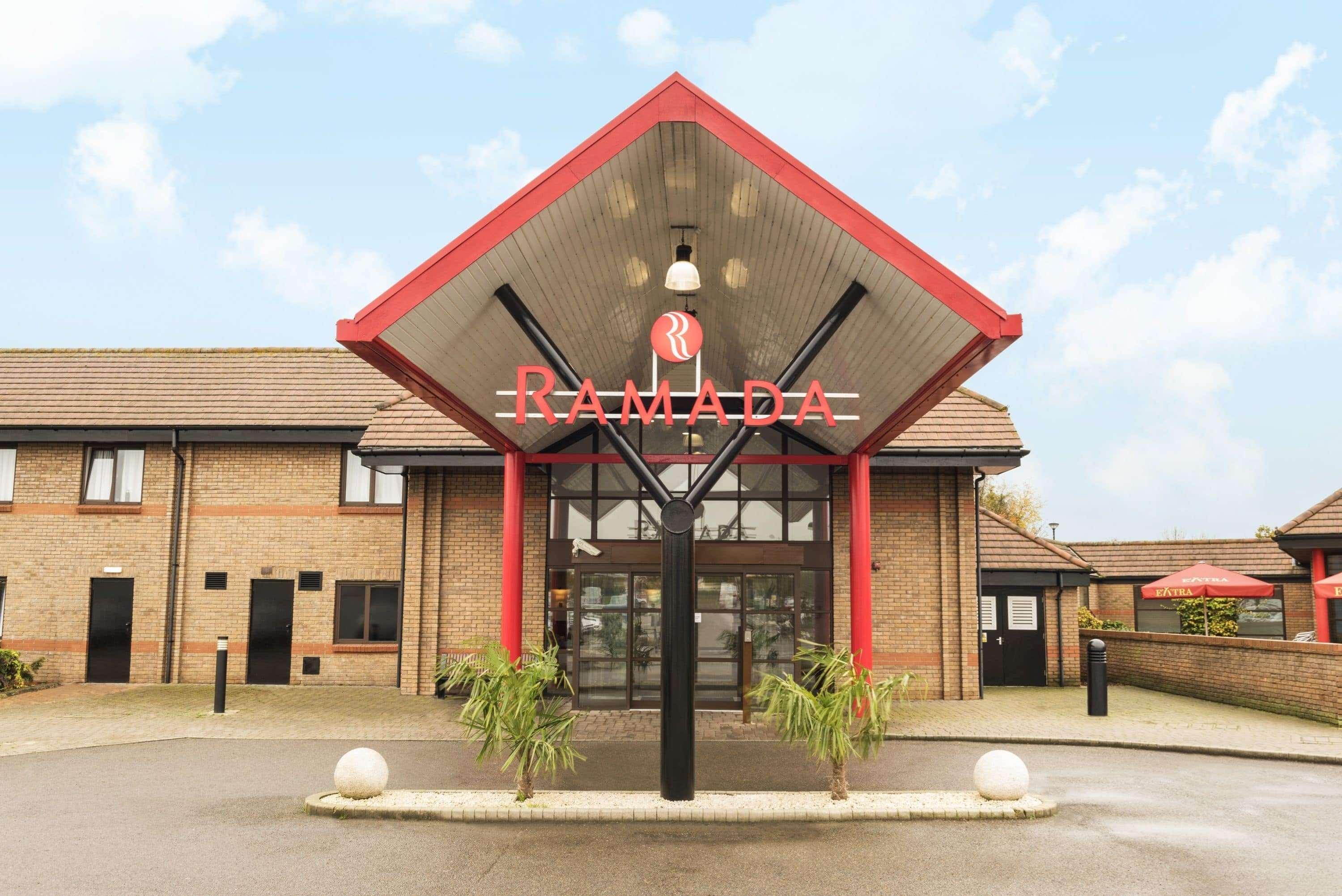 Ramada By Wyndham Cambridge Hotel Fen Drayton Eksteriør billede